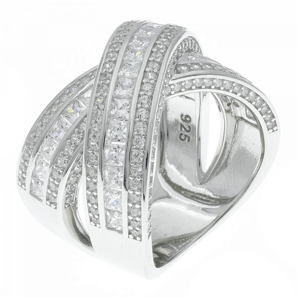 925純銀製の十字は明確な石が付いているリング宝石類を交差させます 
