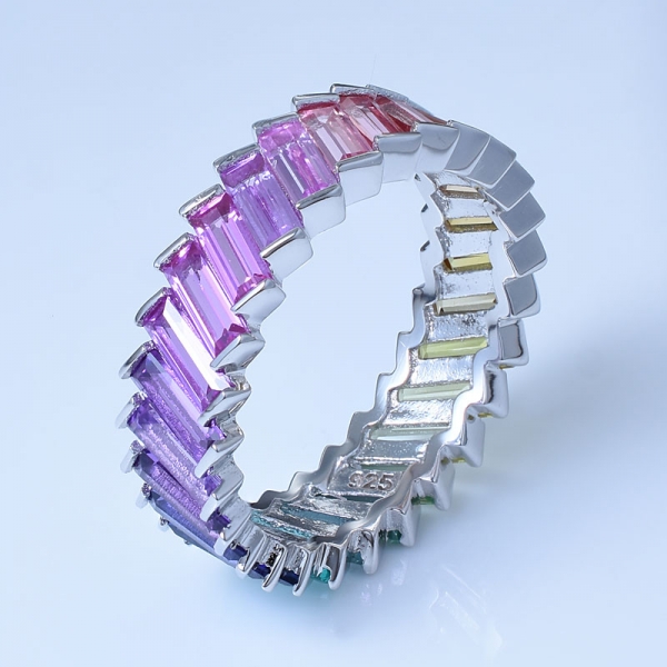 925スターリングシルバーバゲット形インフィニティリング上の虹色のロジウム 