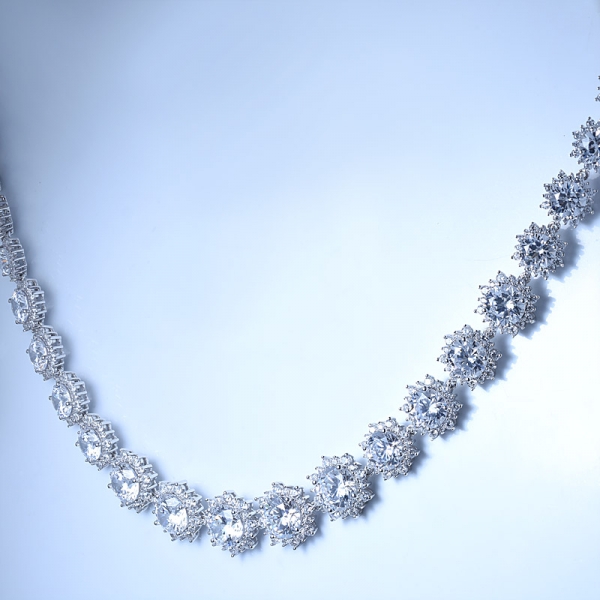 女性のための長い銀のネックレス上の古典的な白い立方ジルコニアロジウム 