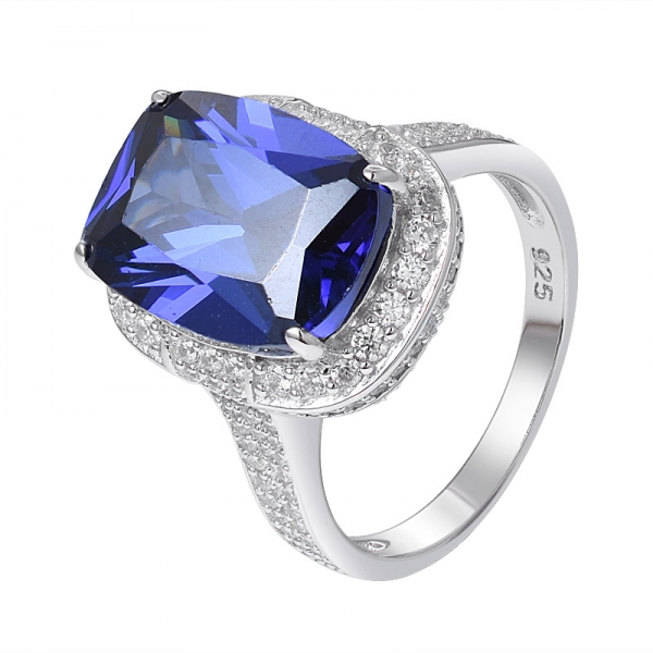 青 タンザナイト スターリングシルバーの婚約指輪の上にクッションカットロジウムを作成 