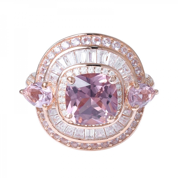 ピンクのモルガナイトは、スターリングシルバーの結婚指輪の上にクッションカットのローズゴールドを作成しました 