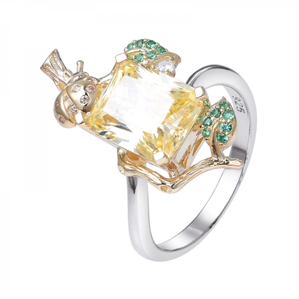 ラボで作成したイエローダイヤモンドエメラルドカット 2トーン スターリングシルバーの婚約指輪 