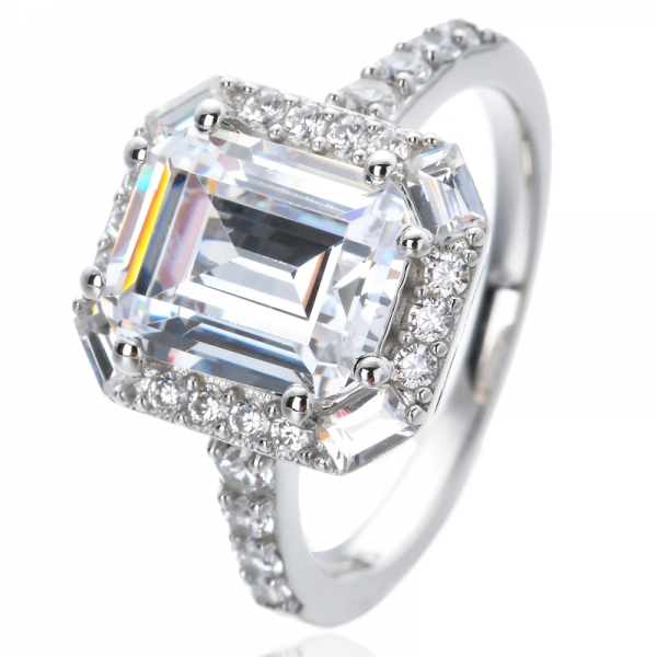 白い立方体ジルコニアエメラルドはスターリングシルバーの結婚式の婚約指輪の上のロジウムをカットしました 