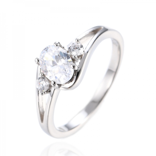 925スターリングシルバーのレディースオーバルカットホワイトジルコニア婚約指輪 
